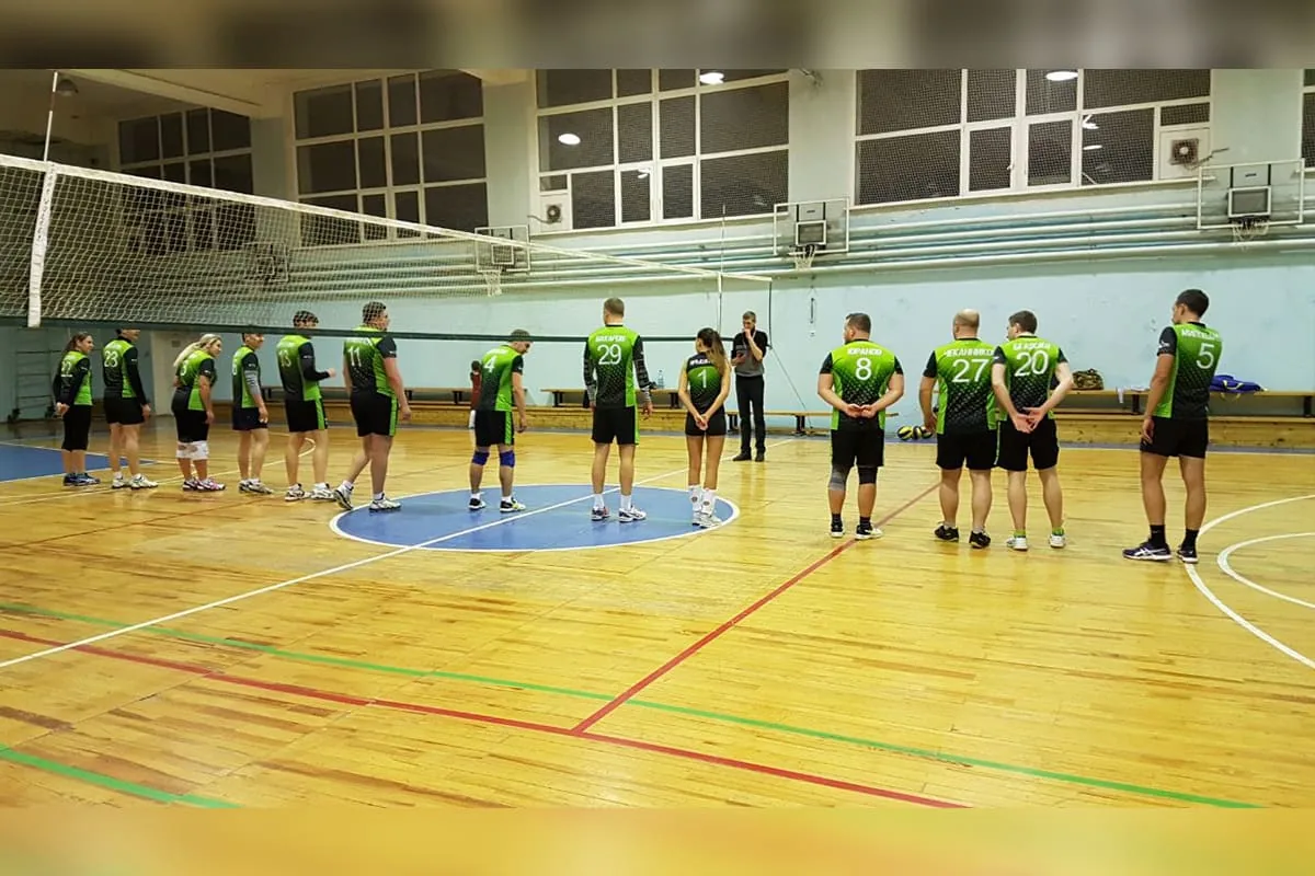 Волейбольные команды в форме в спортзале