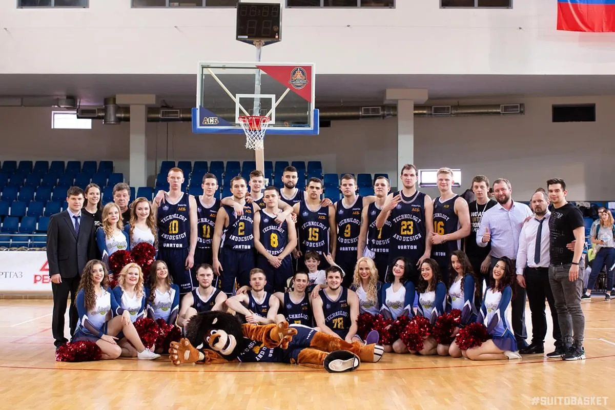 Баскетбольная команда в форме в зале